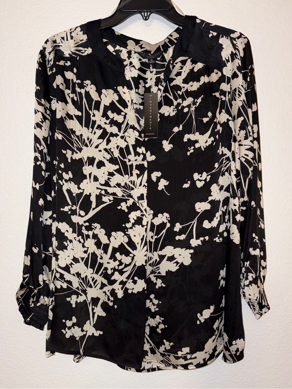 NWT Investments Woman Black & White Floral V-Neck Blouse 1X